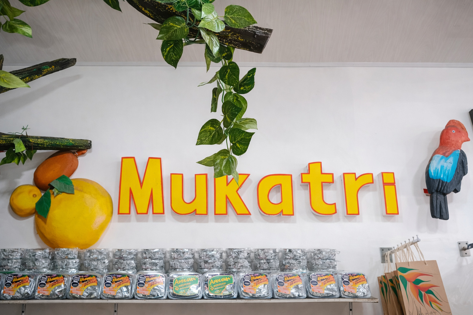 Interior de Mukatri con productos amazónicos